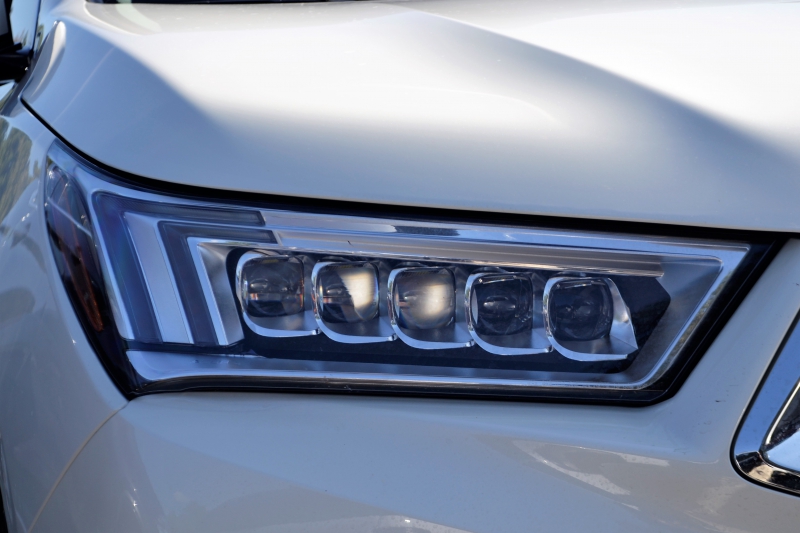 automobile-POURRIERES-min_acura-headlamp-2834131