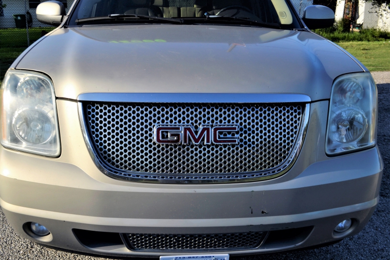 automobile-POURRIERES-min_gmc-yukon-truck-grill-2828425